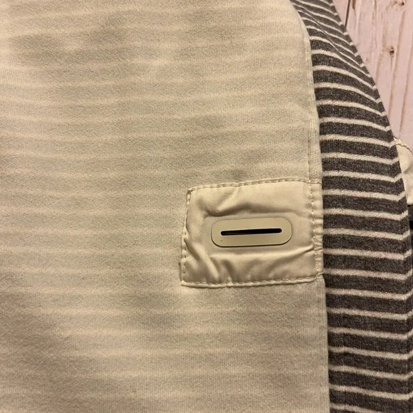 Lululemon cream gray striped vest with 2 zipper pockets and ear phone access - Picture 6 of 9